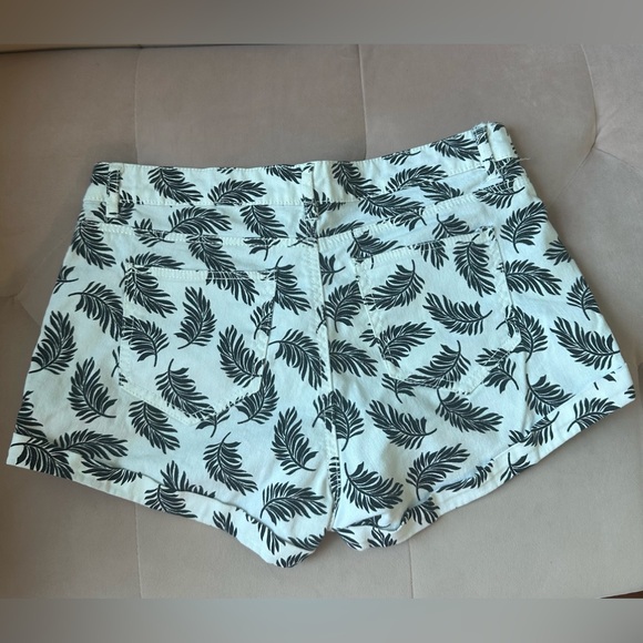 H and M feather print hot pants. - Picture 3 of 11